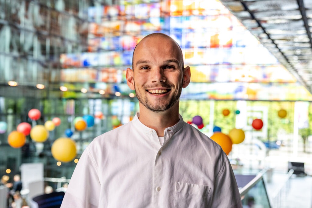 Stijn van Boxtel van Studio Gastvrij geeft training over gastvrijheid in de sportschool