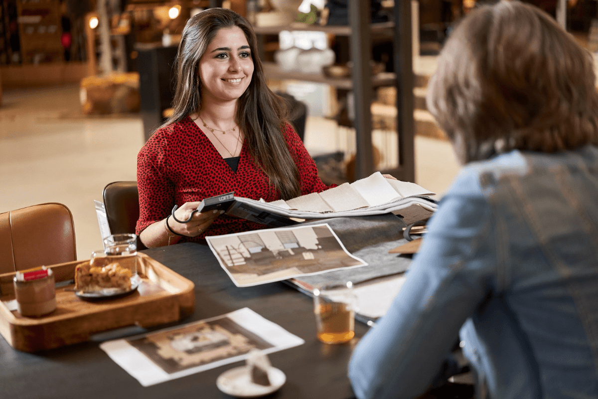 Woonwinkel interieur — klantgerichtheid en service in de retail